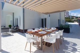 Luxury villa apt with 40 sqm heated communal pool & gym, only 200m to beach - 2