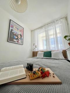 oompH Modern Apartment with Balcony - Varsovia - 6