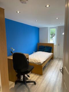 One Bedroom in Spacious Bungalow, Free Parking & Private Entrance - Edimburgo - 0