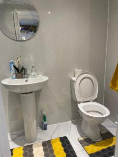 One Bedroom in Spacious Bungalow, Free Parking & Private Entrance - Edimburgo - 5