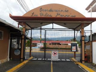 Centrally located in Jaco, walk to beach, beautiful pool! Each Villa Paradise is 1bd 1bath Condo Units sleep 5 or book both units and open connecting door for 10 ppl- Paradise Found! - Jacó - 7