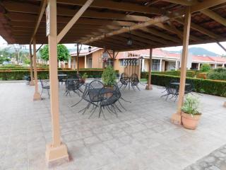 Centrally located in Jaco, walk to beach, beautiful pool! Each Villa Paradise is 1bd 1bath Condo Units sleep 5 or book both units and open connecting door for 10 ppl- Paradise Found! - Jacó - 5