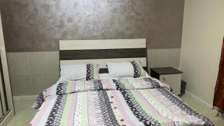 شقة مميزه قرب البوابة الشمالية مفروشة بالكامل - 0