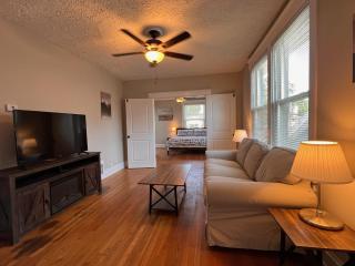 Rolston 2, Two Bedroom near Xavier Downtown - Bellevue - 0