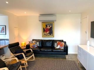 Spacious Apartment - Warm and Welcoming in Lindisfarne, 8 min from CBD - 8