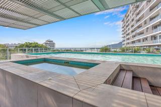 Marina View Queen Bed Studio Apartment Pool & Gym - Cairns - 2