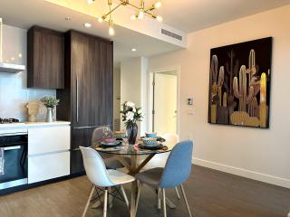 Gorgeous Place In Downtown RMD - 4