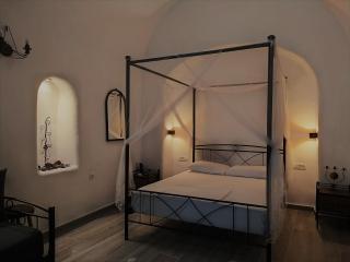 Mentoras' Complex - Emporio Santorini - 9