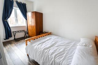 Great spacious 2 bedroom flat - 6