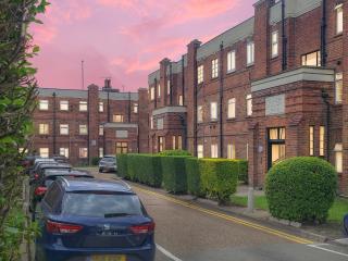 Great spacious 2 bedroom flat - 1
