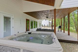 Pets OK! Hot Tub, Waterfront, Starlink, Firepit - 9