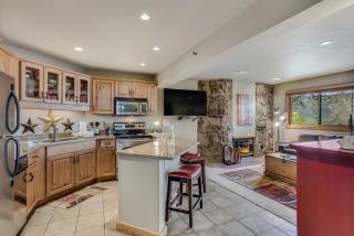 Laurelwood Condominiums 110 - 4