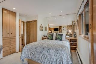 Laurelwood Condominiums 207 - 3