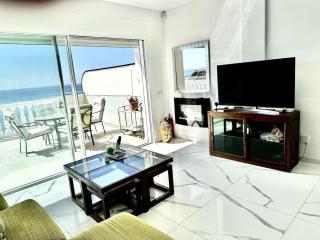 Beachfront apartment with pleasant views of the sea and the historic lighthouse. - Mijas Costa - 3