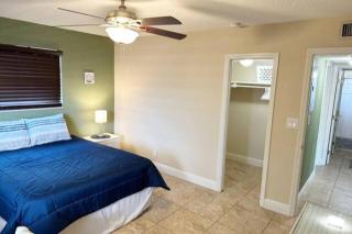 Waterfront corner 2/1 Apt - North Palm Beach - 1