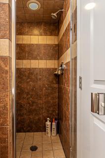 Ocean View, 2 Baths, 2 Bedrooms, No Stairs, Best Area, WD, Jacuzzi Bath, Balcony, View, 925sf - Tacoma - 2