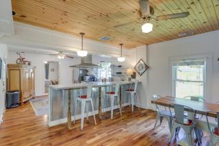 Marshall Cottage on 1895 Tobacco Farm with Hot Tub! - Mars Hill - 2