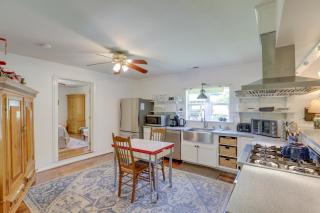 Marshall Cottage on 1895 Tobacco Farm with Hot Tub! - Mars Hill - 1