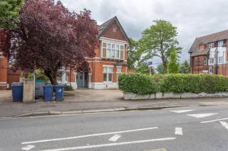 Cosy bright & large 4 bedroom Flat With parking - 0