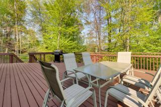Huge Deck Stunning Pocono Lake Vacation Rental! - Pocono Lake - 9