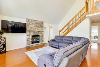 Huge Deck Stunning Pocono Lake Vacation Rental! - Pocono Lake - 6
