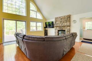 Huge Deck Stunning Pocono Lake Vacation Rental! - Pocono Lake - 4