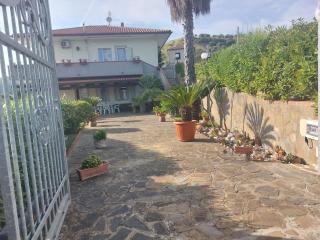 "Quasi al centro storico" ai suoi piedi - Castellabate - 5
