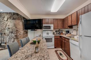 Laurelwood Condominiums 104 - 3
