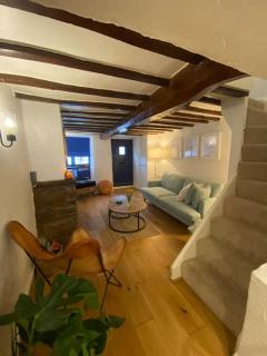 1750's cottage with open fire and beams - 5