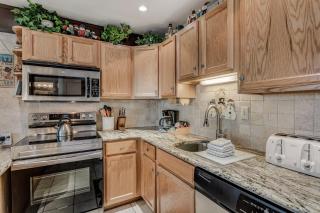 Laurelwood Condominiums 109 - 5