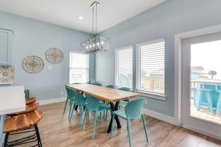 Steps to Coast Gorgeous Beach House in Galveston - 4