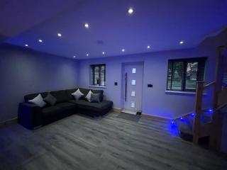 Entire Two Bedroom Guest House & Free Parking - Nottingham - 2
