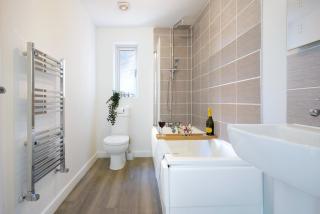 Detached House with Free Parking, Super-Fast Wifi and Smart TV with Netflix by Yoko Property - 4