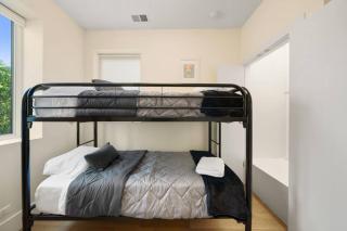 Modern Lux: Brand New 3BR Condo by UC in Chicago - Chicago - 3