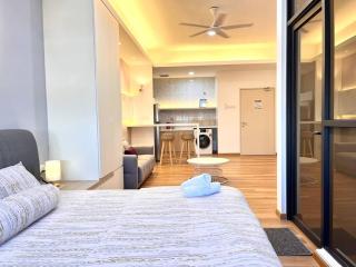 Urban Vista @ The Quartz Residence: City Center Retreat with InfinityPool - 3