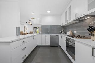 Ballarat Cozy Cottage for Families, Sleeps 8, Pet Friendly, Big backyard, Parking for 4 cars, Close to Shopping mall - 0