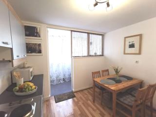 A quick walk to beach & old town - 5