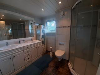 Cosy family home with pool - 1