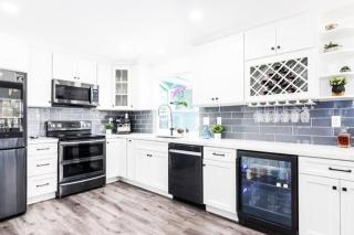 Stunning Modern Home King Bed Pool Jacuzzi Fire pit - 2