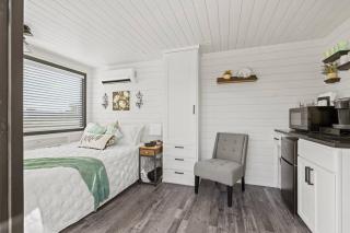 New Wilderness Hideout-Cozy Container Home - Fredericksburg - 9