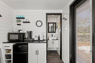 New Wilderness Hideout-Cozy Container Home - Fredericksburg - 8