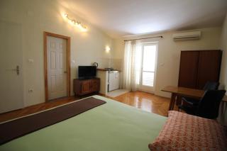 Makarska centre & free private parking - 3