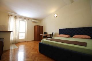 Makarska centre & free private parking - 2