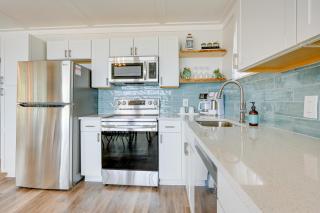 Beachy Palms Cottage on Lake Huron with Hot Tub! - Palms - 1