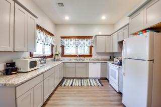 Central Chanute Historic Home with Porch! - Chanute - 3