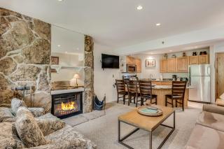 Laurelwood Condominiums 403 - 2