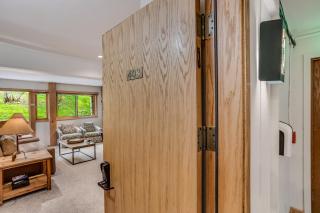 Laurelwood Condominiums 403 - 7