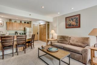 Laurelwood Condominiums 403 - 6