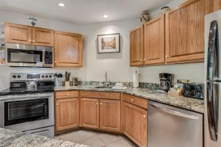 Laurelwood Condominiums 403 - 1