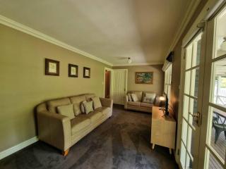 Noonan House, 5 bedrooms. Hop & skip to town - 2